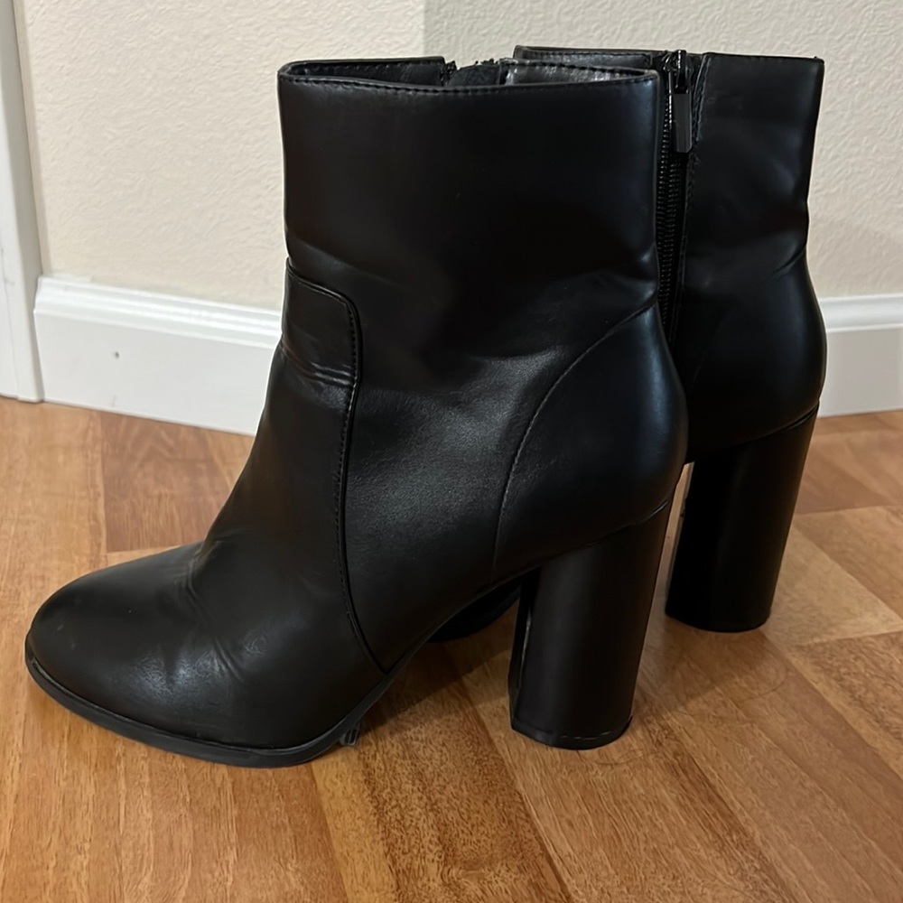 🦋 3/$20 Forever 21 High Heeled Black Pleather Zip-Up Ankle Booties